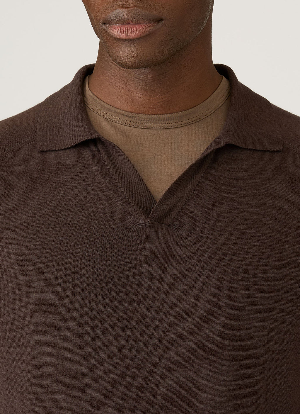 Polo tricoté en cachemire Sea Island pour homme, coloris chocolat foncé
