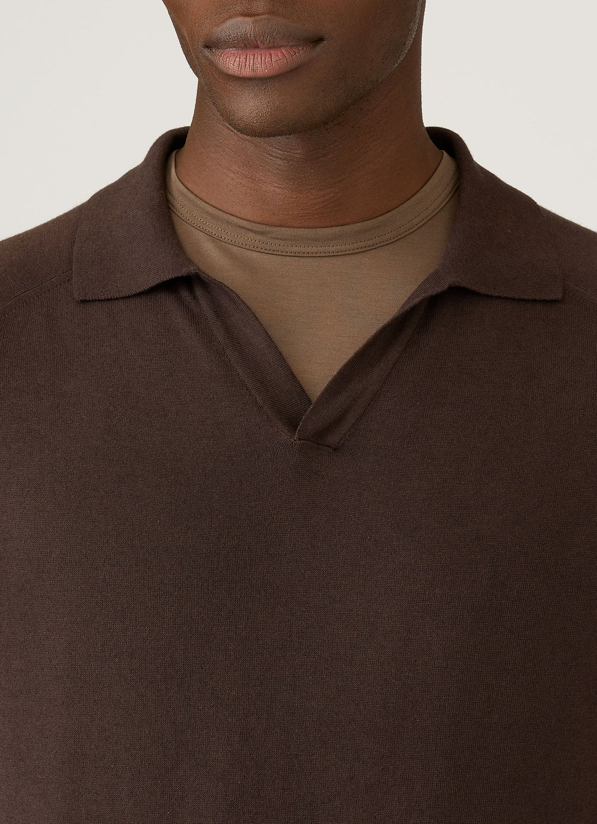 Polo tricoté en cachemire Sea Island pour homme, coloris chocolat foncé
